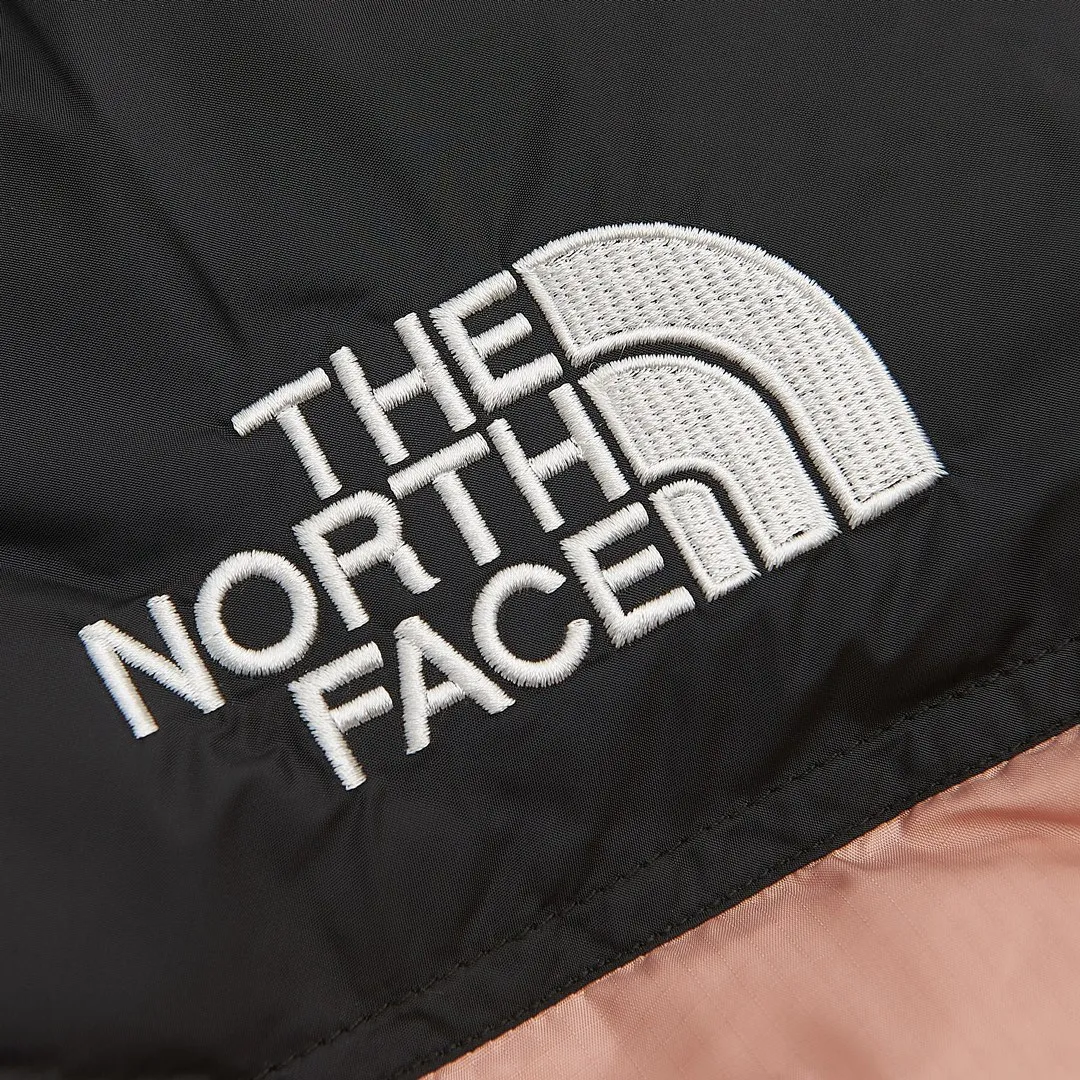 Style No.: Y 85 💰P245 [North Face Vest] The North Face｜North Face Nuptse 1996 Classic Down Vest/North Face Vest [Pink] ❶The embroidery uses imported Tajima embroidery ten thousand needle embroidery, using imported No. 7 needles and Japanese Queen embroidery thread to ensure that each word is full of work and has a clear three-dimensional sense. ❷Filled with national standard 90 goose down, it has better thermal insulation performance, is not lightweight, and has good fluff recovery after compression! ❸Original custom-made 40D plaid four-level waterproof fabric. The inner liner is made of 40T high-density gallbladder to prevent lint and ensure the feel and bulk. The inner lining is made of nylon double-layer sealing design, which will not cause any lint. The adjustable hem with built-in drawstring buckle can prevent wind and cold! ❹The zipper is customized by YKK Yoshida, with clear engraving and perfect smooth texture. ❺Accessories and buttons are made of the same copper core spring as the original [non-commercial iron core spring] Sizes: XS S M L XL XXL Color: White Violent Orange Navy Blue Black Red Yellow Pink Metallic Gray Burgundy Green Montreal Blue Matcha Green Sky Blue Wheat